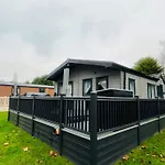 Ailsa Lodge With Hot Tub